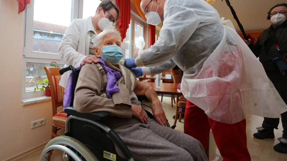 Sindacati dei pensionati: urgenti vaccini e legge non autosufficienza