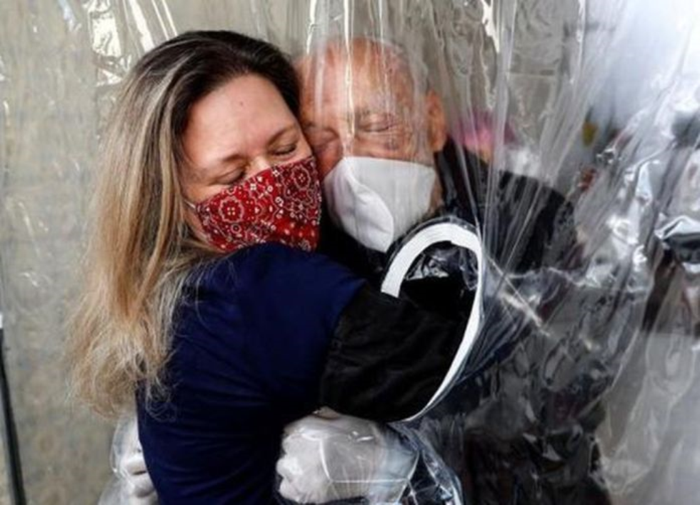 Rocca di Mezzo - Coronavirus, nasce in Abruzzo la prima “stanza dell’abbraccio”: allestita in una struttura per anziani.